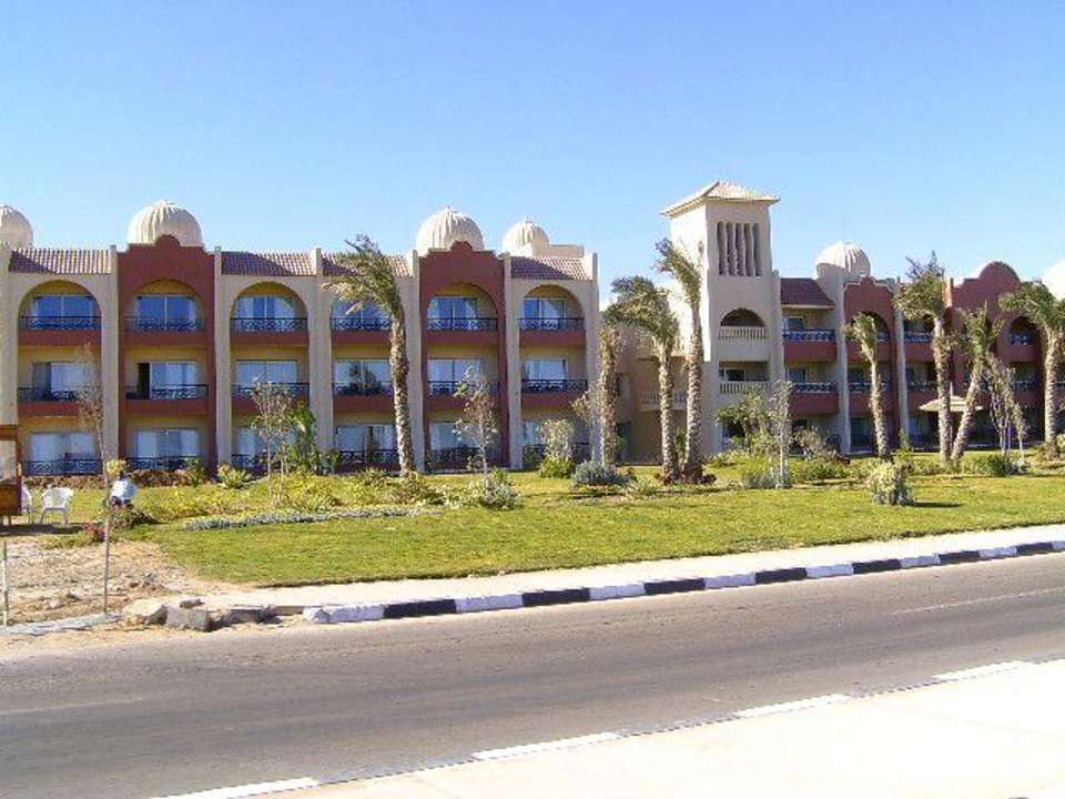 Strassenansicht des Hotels Tirana Aqua Park Resort