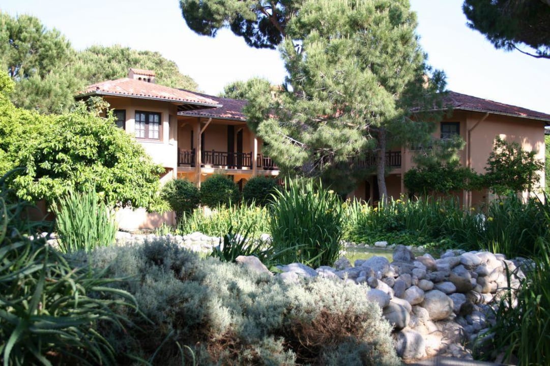 Gartenanlage mit Bungalow im Hintergrund Asteria Family Belek
