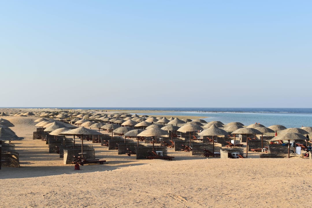 Liegen und Schirme Hotel Gorgonia Beach Resort