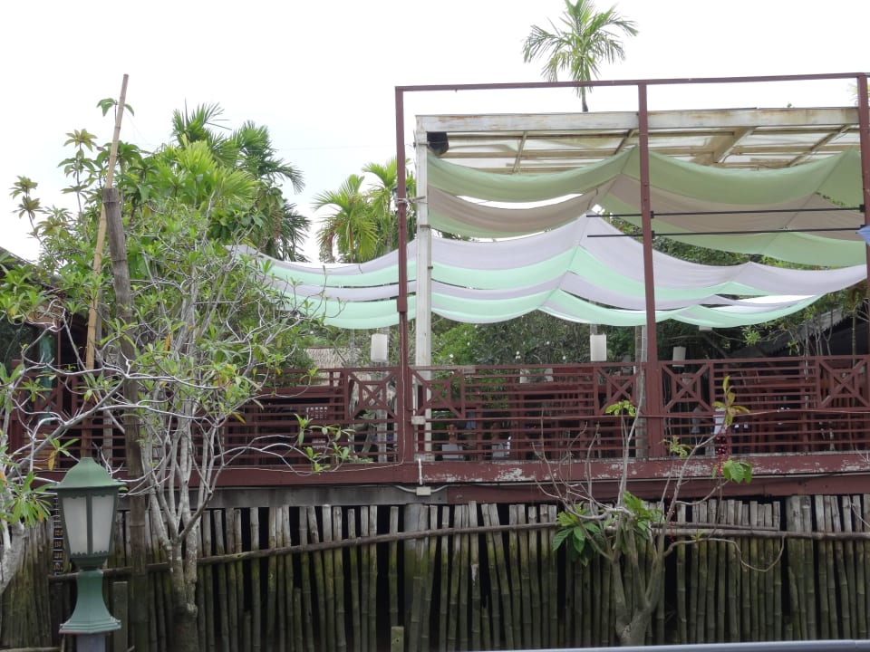 Resort vom Fluß aus  Baan Amphawa Resort & Spa