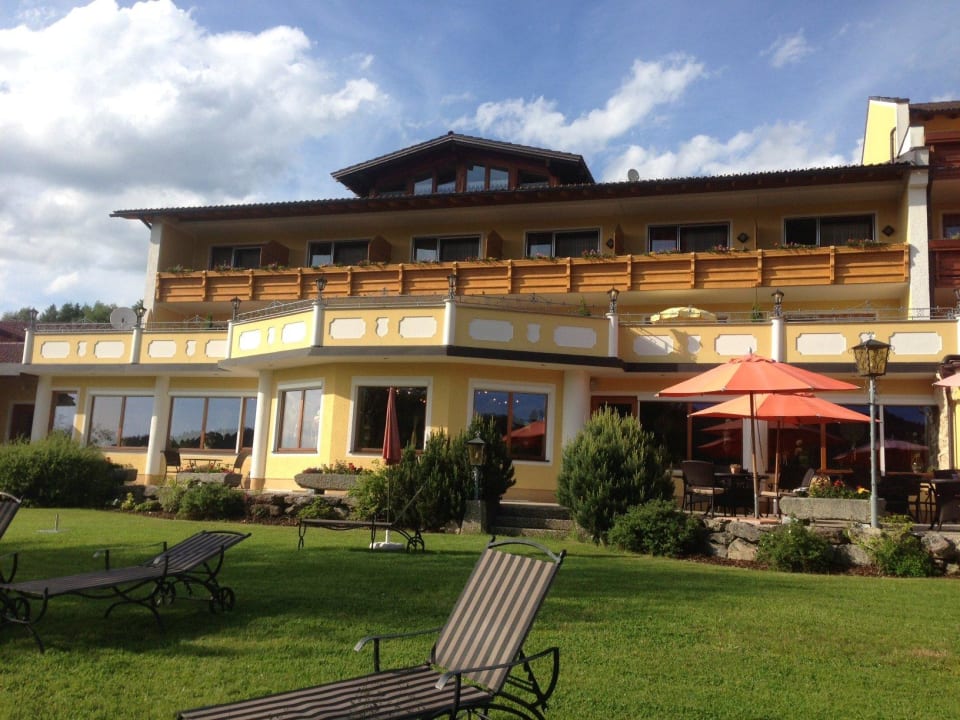 Blick vom Garten auf das Hotel Hotel Bergknappenhof