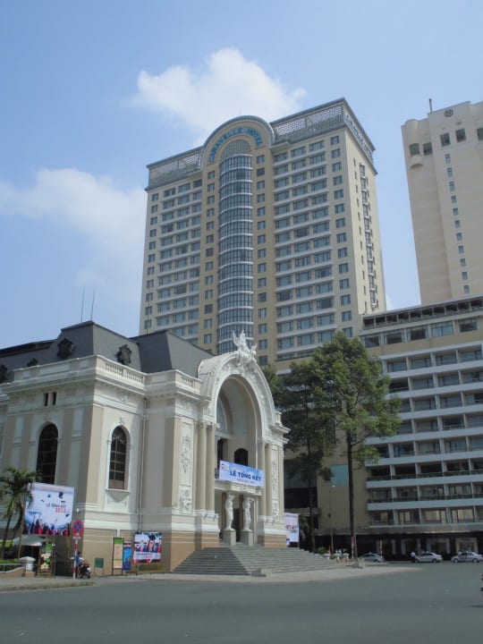 Blick auf das Hotel vorbei an der Oper Hotel Caravelle Saigon