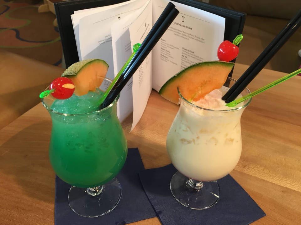 Schön dekorierte alkoholfreie Cocktails Reiters Finest Family Hotel