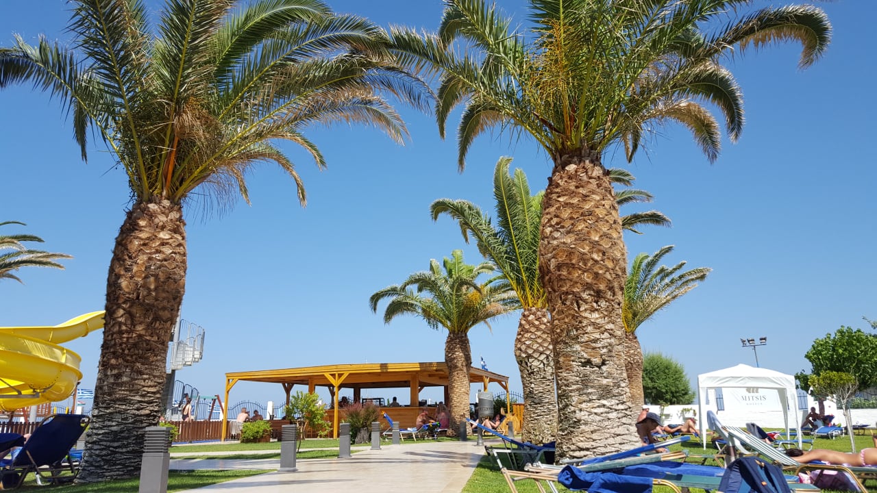 Gartenanlage mit Beachbar Mitsis Faliraki