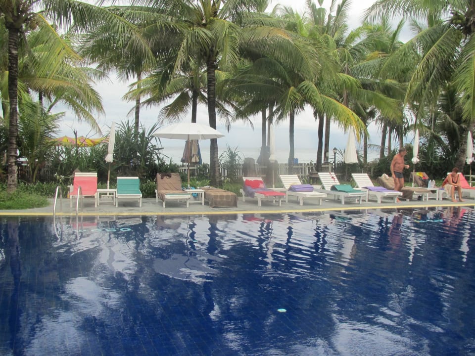 Pool mit Blick zum Meer Sunprime Kamala Beach