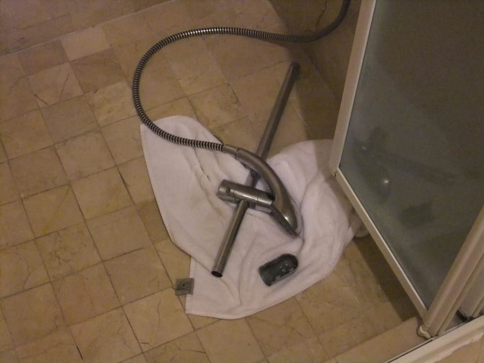 Zerstörte Duschhalterung Hotel Grand Palladium Palace Resort, Spa & Casino