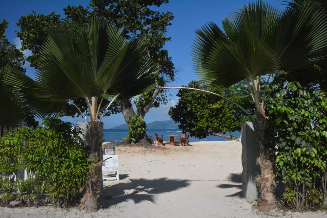 Eingang zum Hotelstrand Le Chalet Surmer