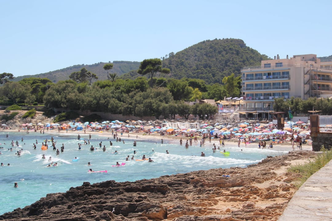 Überfüllter Strand Son Moll Hotel Serrano Palace
