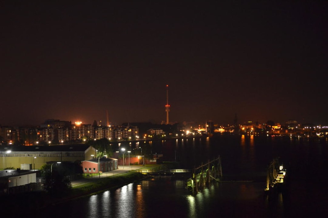 Ausblick bei Nacht ATLANTIC Hotel Wilhelmshaven
