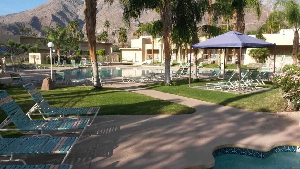 Pool - Berge im Hintergrund Hotel Days Inn Palm Springs