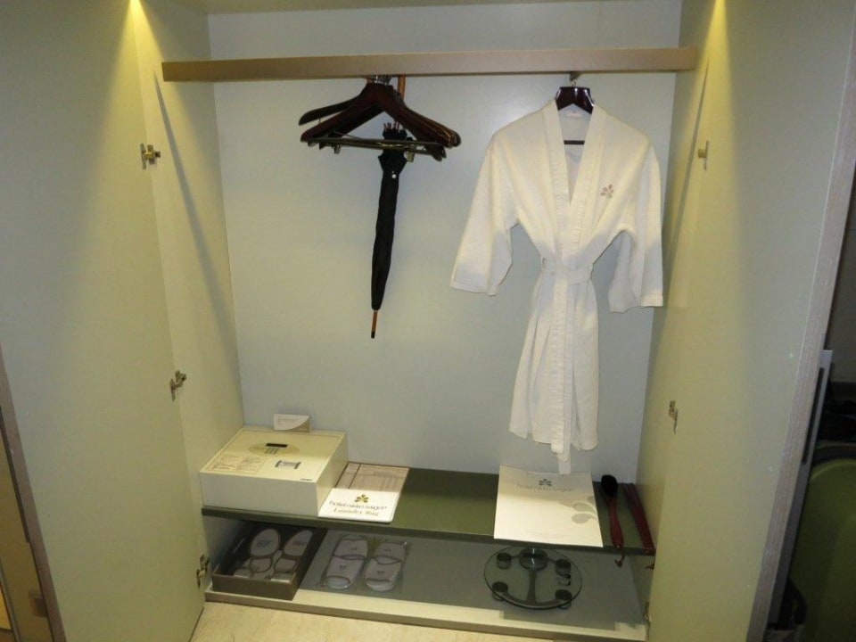 Kleiderschrank Hotel Nikko Saigon