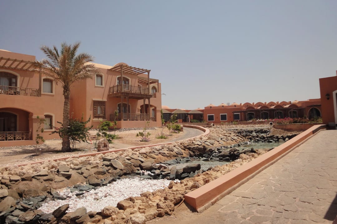 Architektura i sztuczna rzeka Radisson Blu Resort, El Quseir