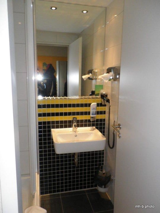 Das zufriedenstellende Bad in Z. 713 MEININGER Hotel Frankfurt/Main Airport