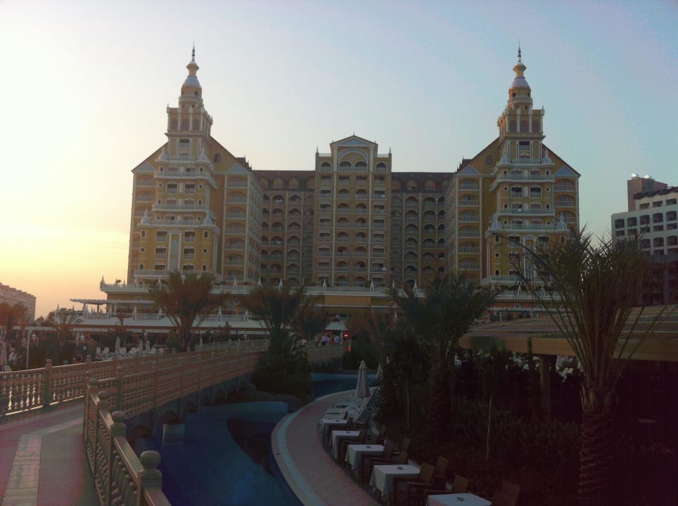 Ausblick vom Pool zum Hotel Royal Holiday Palace