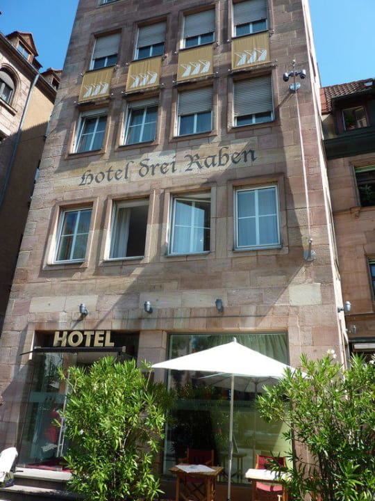 Blick von der Straße auf das Hotel Hotel Drei Raben