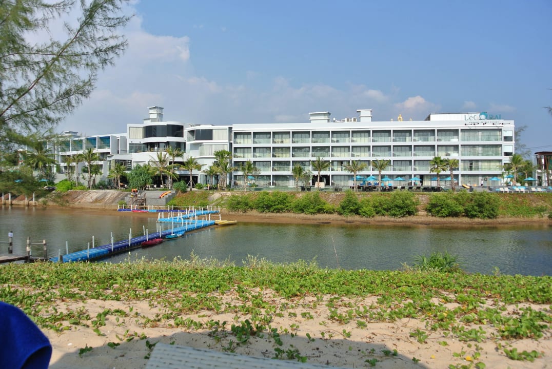 Blick vom Strand zum Hotel Away Phuket Le Coral