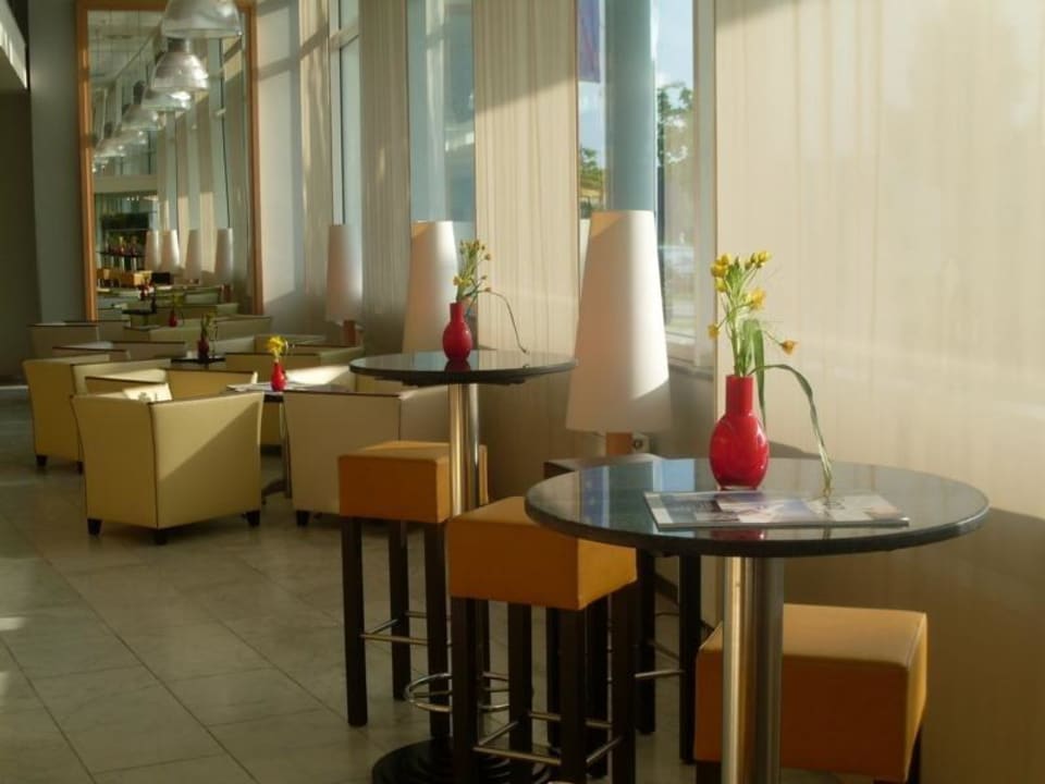 Eingangsbereich früh morgens  Holiday Inn Berlin Airport - Conference Centre