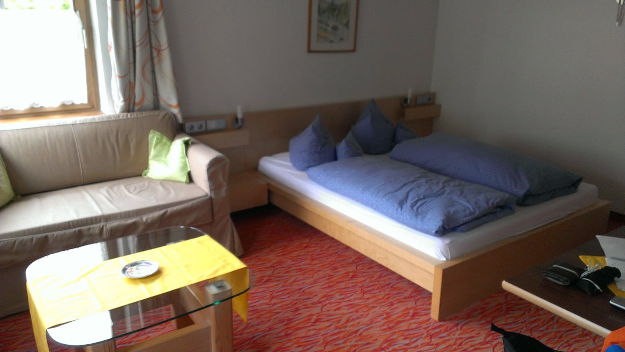 Blick aufs Bett und Sofa Hotel Albtalblick - Haus Goldebühl