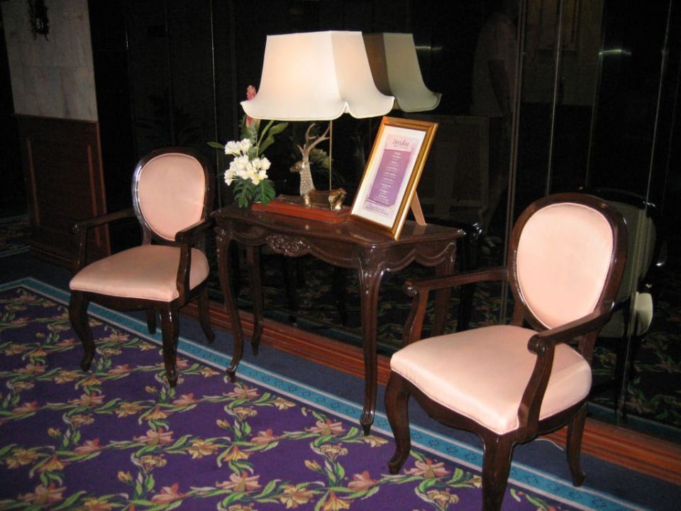 Bereich vor dem Aufzug im 6. OG des The Tawana The Tawana Bangkok