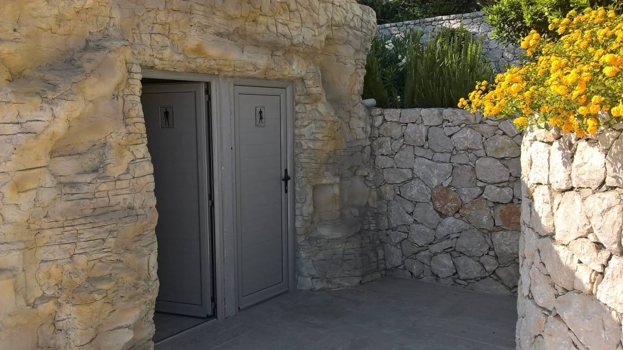 WC bei hinterer Poolbar SENTIDO Port Royal Villas & Spa