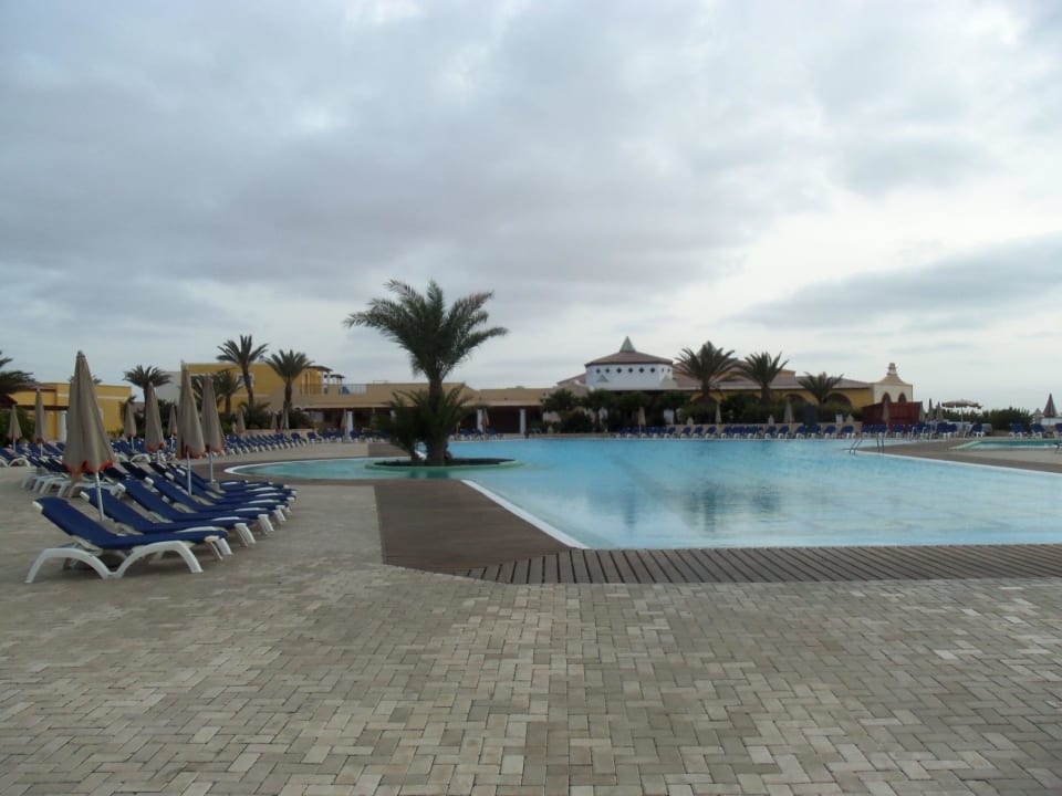 Pool und Liegen VOI Praia De Chaves Resort