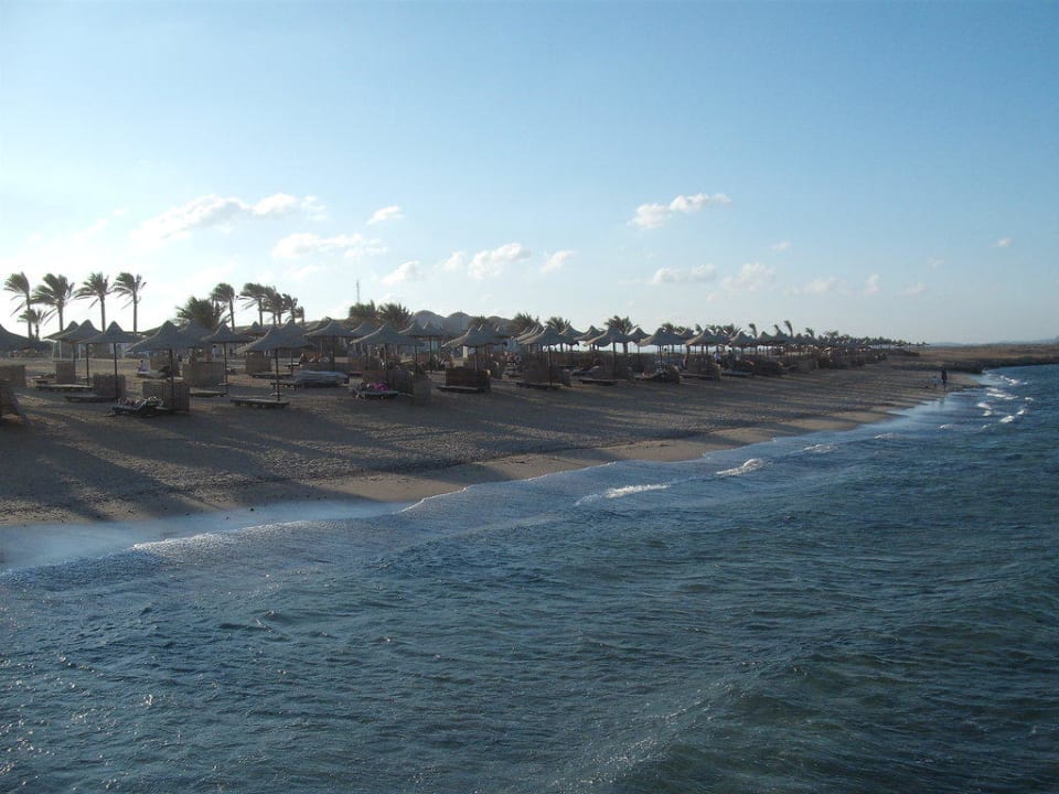 Widok z molo na plażę Three Corners Sea Beach Resort