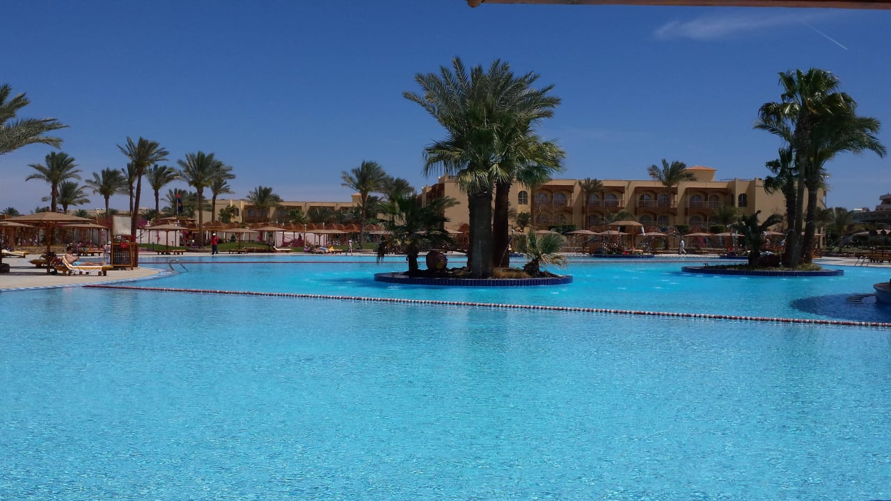 Schöner Pool mit Inseln Desert Rose