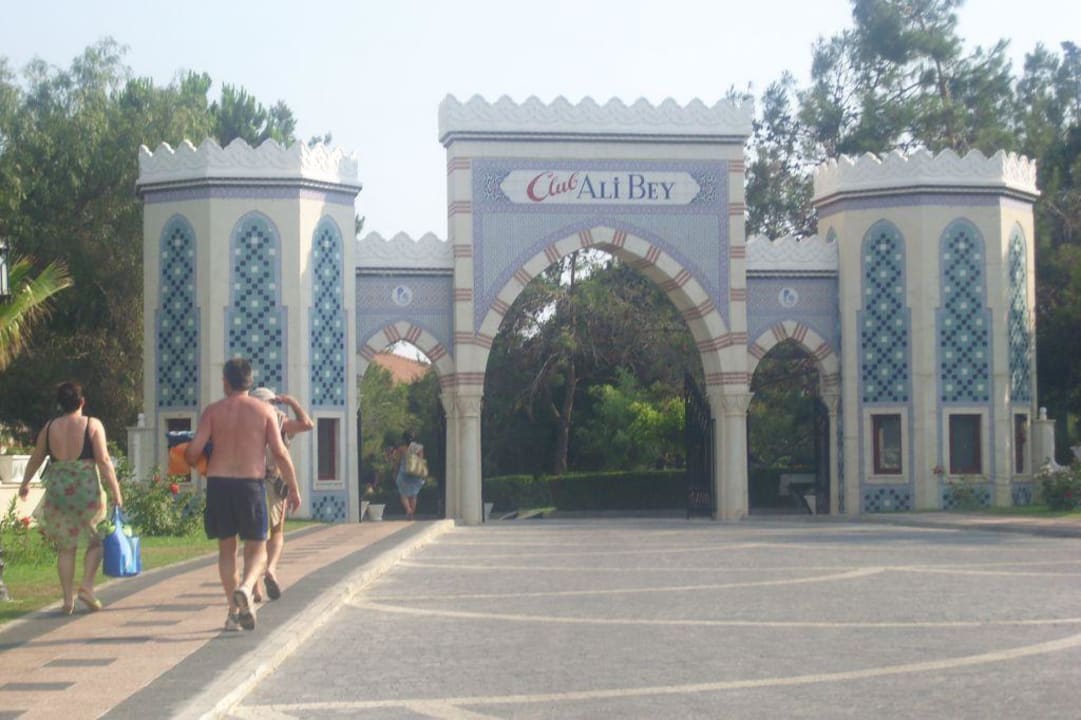Einfahrt zum Club Ali Bey Ali Bey Club