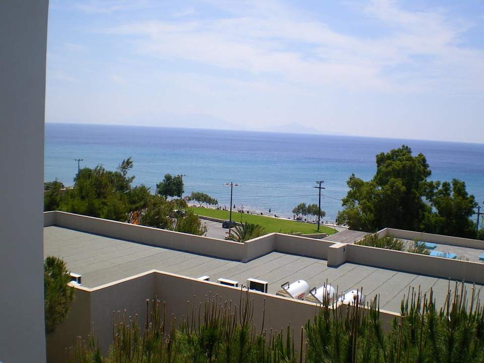 Blick zwischen den Gebäuden durch auf das Meer Atlantica Mikri Poli Kos