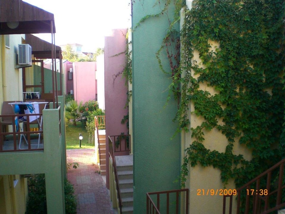 Blick zwischen den Bungalows VONRESORT Golden Beach