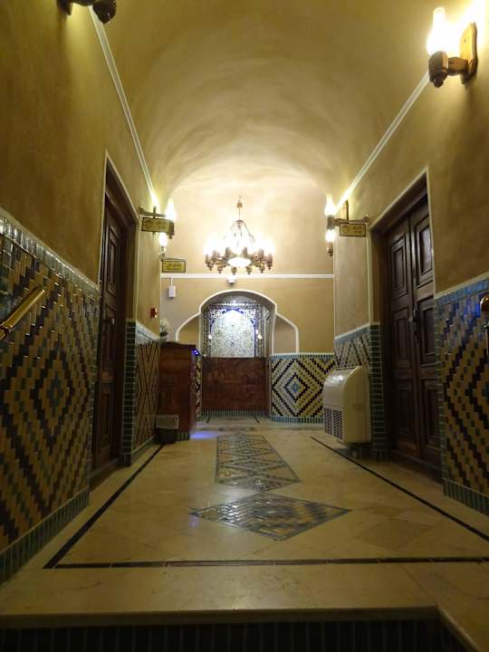 Korytarz prowadzący do recepcji Fazeli Hotel