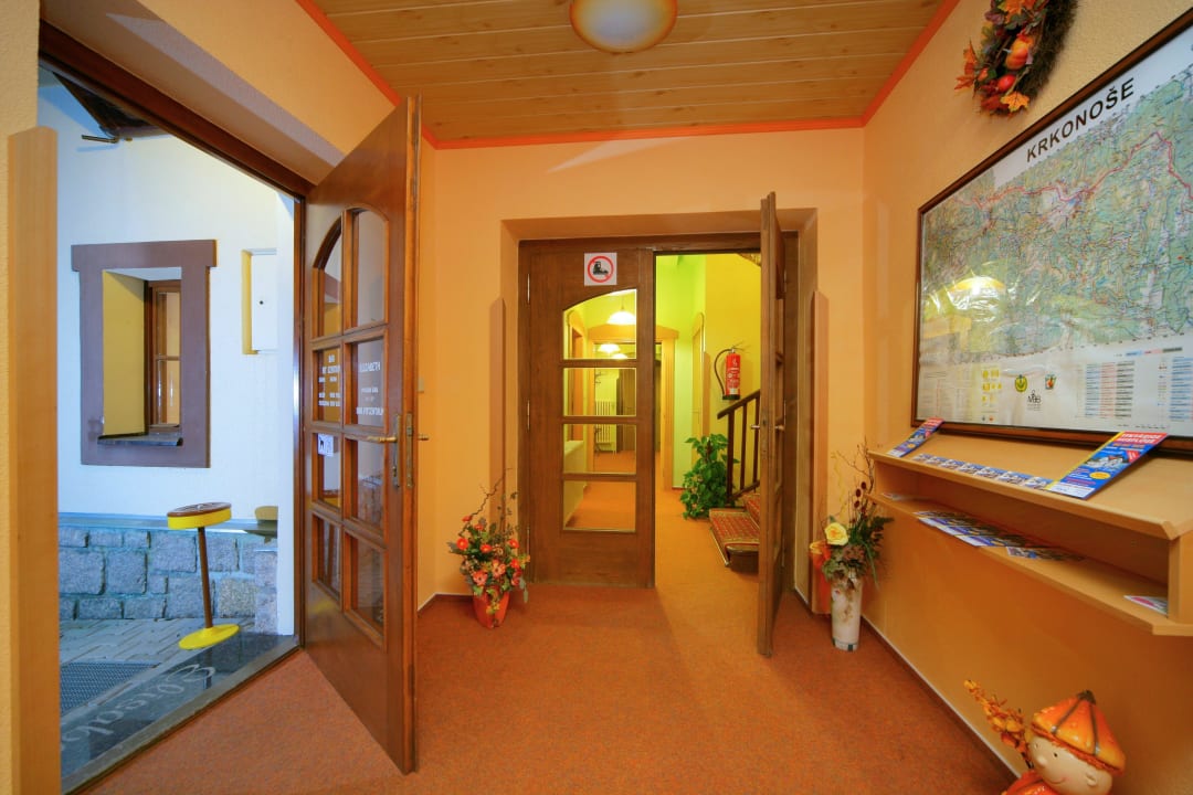 Vchod s nástěnnou mapou Pension Elisabeth