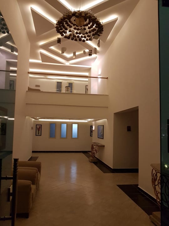 Einer von vielen Eingängen zu den Zimmern  Pickalbatros White Beach Resort - Hurghada