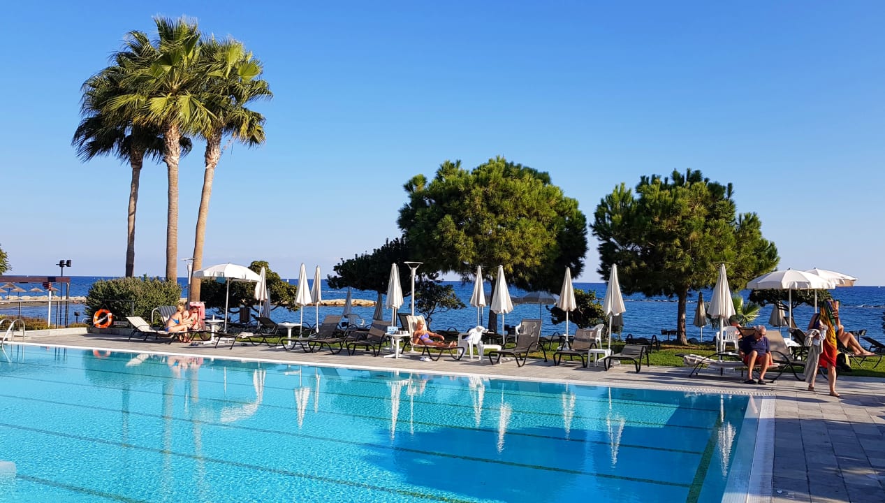 Pool Crowne Plaza Hotel Limassol