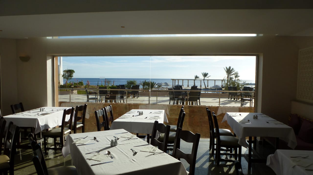 Restaurant Three Corners Equinox Beach Resort