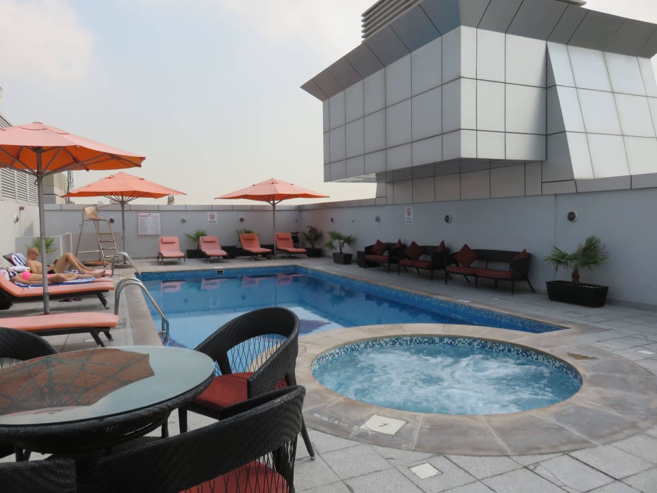 Pool auf dem Dach Ramada By Wyndham Dubai Deira