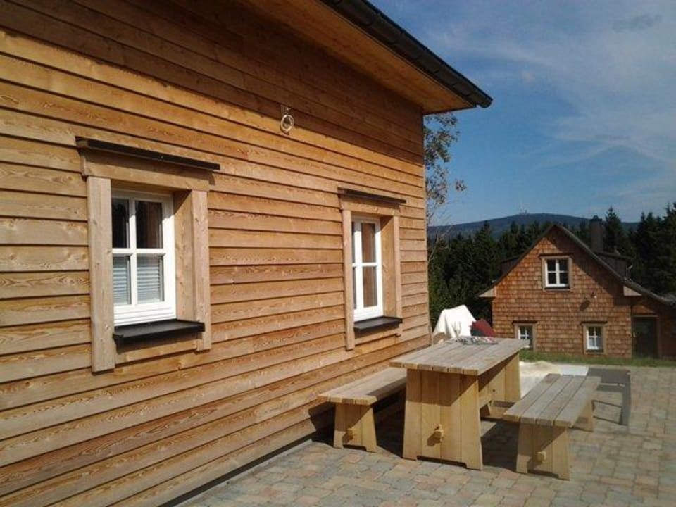 Bank vor dem Haus mit Brockenblick Torfhaus Harzresort