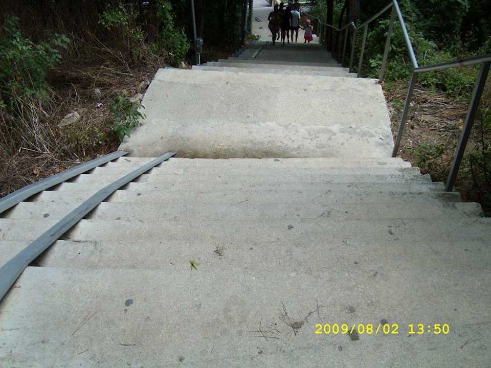 Schody do plaży i na promenadę Park Hotel Golden Beach