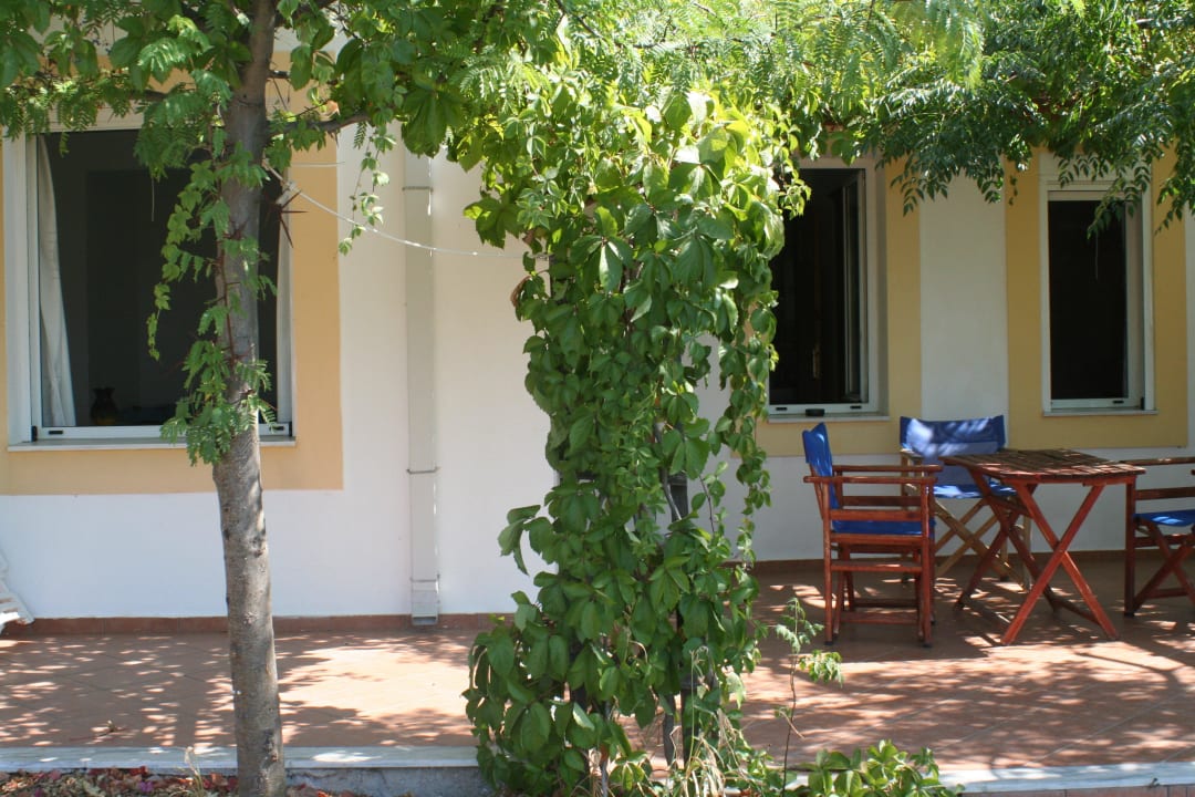 Eine der geräumigen Terrassen mit Meerblick Apartments Kallisto