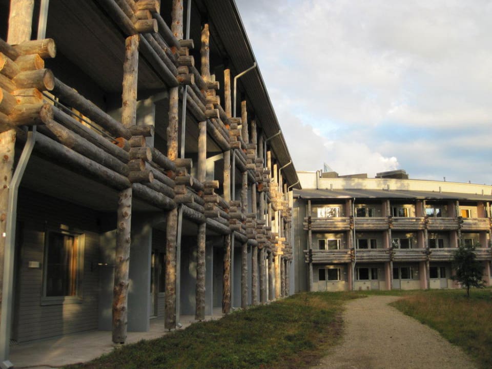 Gartenseite des Hotels  Lapland Hotel Luostotunturi & Amethyst Spa