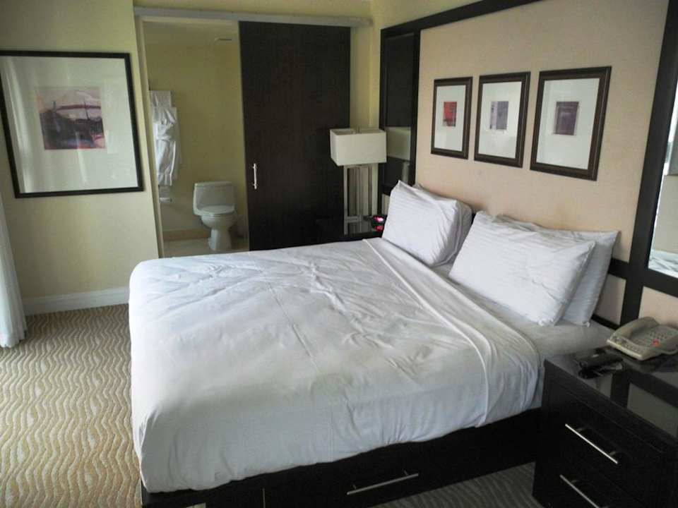 Sehr bequemes Bett mit Blick auf die Stadt Royal Palm South Beach Miami, a Tribute Portfolio Resort