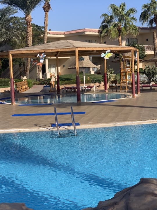 Pool Parrotel Beach Resort