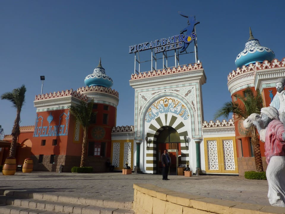 Hoteleingang Pickalbatros Alf Leila Wa Leila Resort - Neverland Hurghada