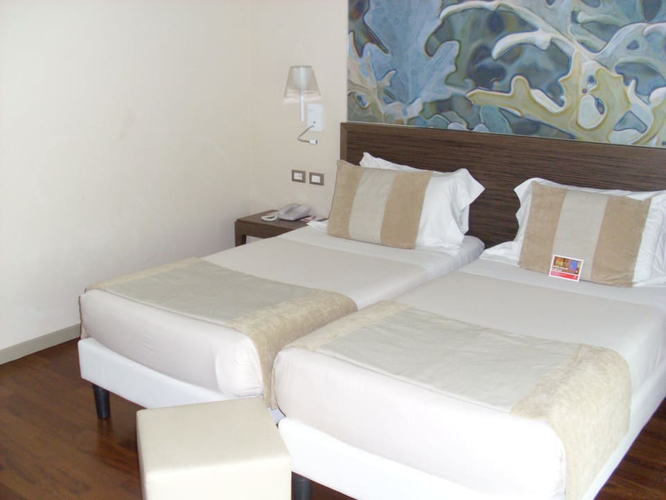 Zimmer linke Seite Hotel Ramada Plaza Milano
