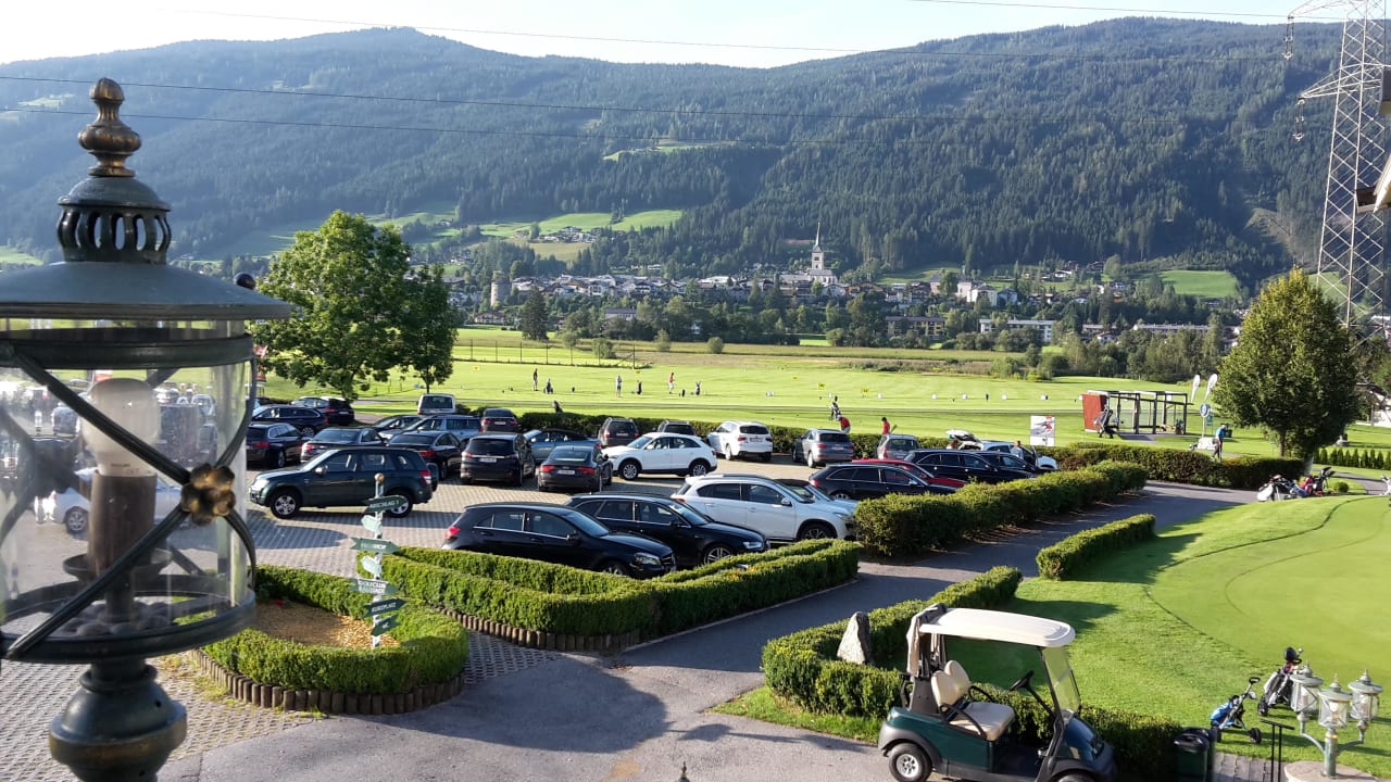 Blick von der Terrasse zum Golfplatz. Hotel zum jungen Römer