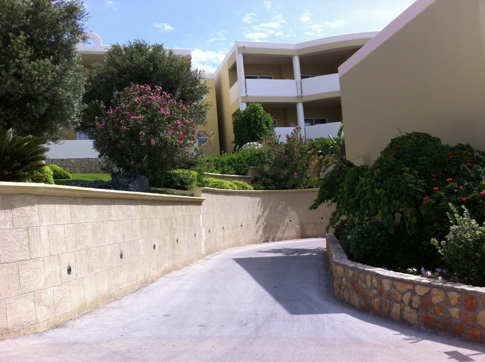 Gekonnt gestaltete Wege im Resort...  Hotel Kalithea Mare Palace