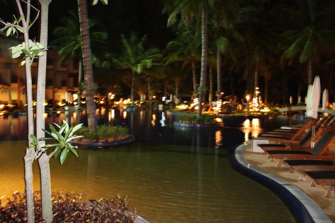 Familypool am Abend beleuchtet Sunwing Bangtao Beach