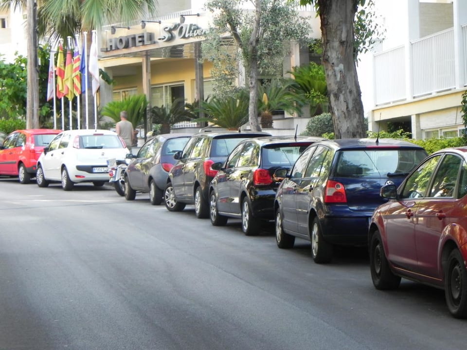 An der Straßenseite sind Parkmöglichkeiten BQ Bulevar Paguera - Adults only