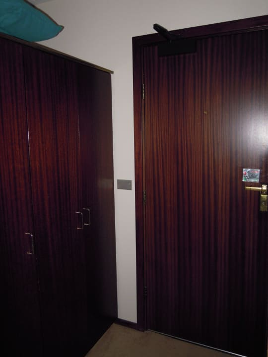 Kleiderschrank und Tür Hotel Holt