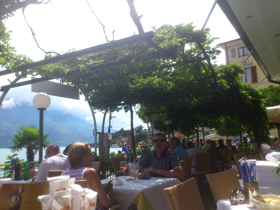 Ein netter Verweilpunkt vor der Tür  Hotel all'Azzurro